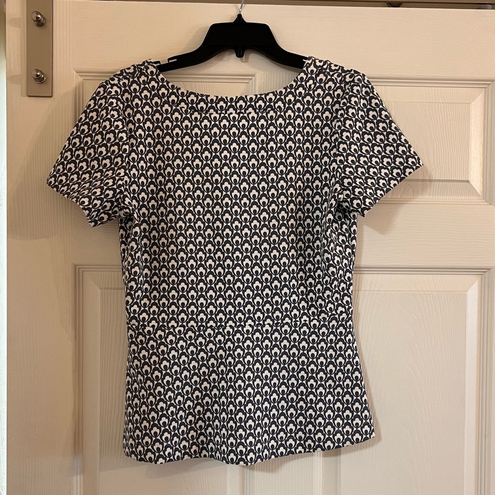 Like new Ann Taylor peplum top with a V in the back.